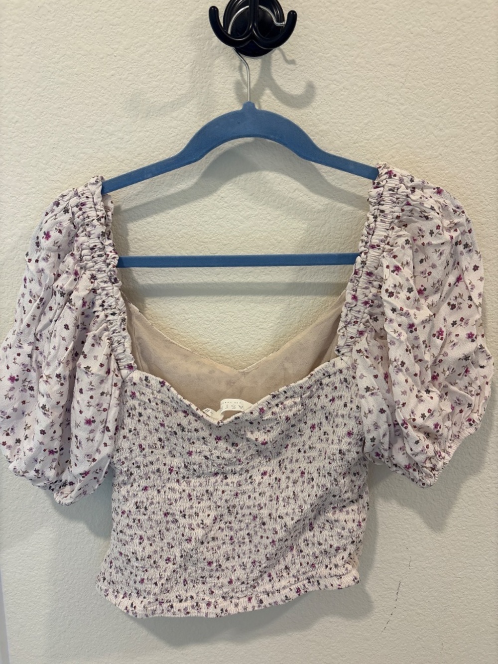 ASTR floral ruched puff sleeve top size large - Picture 4 of 7